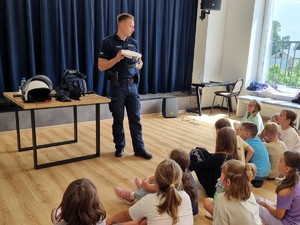 Policjant z łaskiej komendy odwiedził uczestników półkolonii w Buczku.
