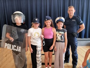Policjant z łaskiej komendy odwiedził uczestników półkolonii w Buczku.