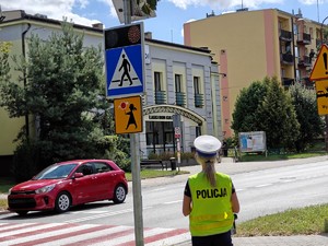Policjanci sprawdzają oznakowanie dróg w rejonie szkół.
