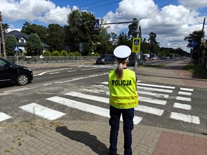 Policjanci sprawdzają oznakowanie dróg w rejonie szkół.