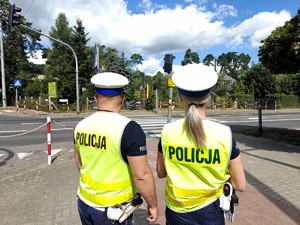 Policjanci sprawdzają oznakowanie dróg w rejonie szkół.