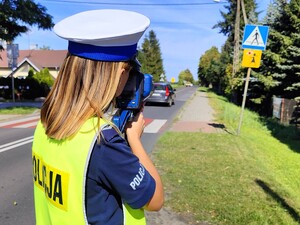 Policjantka kontroluje prędkość.