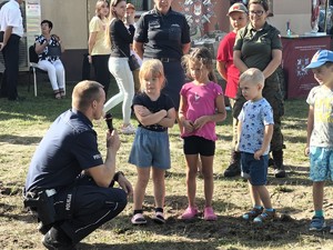Policjanci promują bezpieczeństwo podczas pikniku rodzinnego.