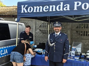 Policjanci promują bezpieczeństwo podczas pikniku rodzinnego.