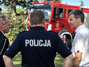 Policjanci promują bezpieczeństwo podczas pikniku rodzinnego.