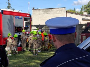 Policjanci promują bezpieczeństwo podczas pikniku rodzinnego.