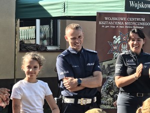 Policjanci promują bezpieczeństwo podczas pikniku rodzinnego.