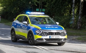 Policyjny radiowóz w ruchu.