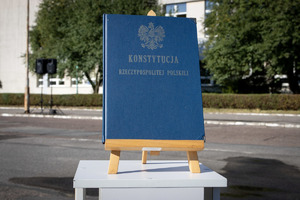 Ślubowanie nowo przyjętej policjantki.