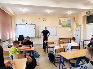 Policjant rozmawia z dziećmi.