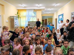 Policjant rozmawia z dziećmi.