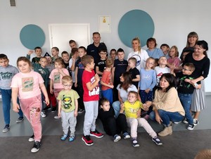 Policjant rozmawia z uczniami o bezpieczeństwie.