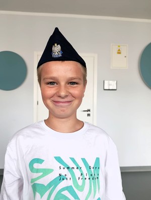 Policjant rozmawia z uczniami o bezpieczeństwie.