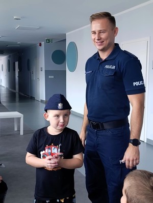 Policjant rozmawia z uczniami o bezpieczeństwie.