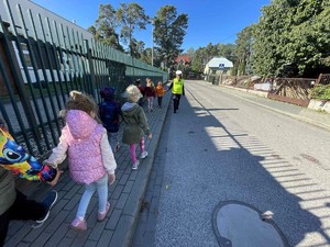 Policjanci rozmawiają z przedszkolakami o bezpieczeństwie na drodze.