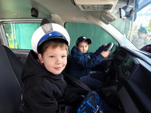 Policjanci rozmawiają z dziećmi i młodzieżą o bezpieczeństwie.