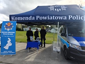 Policjanci rozmawiają z dziećmi i młodzieżą o bezpieczeństwie.