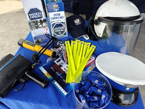 Policjanci rozmawiają z dziećmi i młodzieżą o bezpieczeństwie.