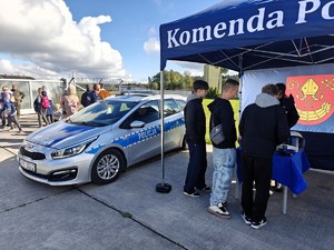 Policjanci rozmawiają z dziećmi i młodzieżą o bezpieczeństwie.