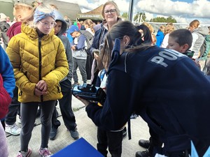 Policjanci rozmawiają z dziećmi i młodzieżą o bezpieczeństwie.