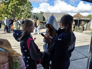 Policjanci rozmawiają z dziećmi i młodzieżą o bezpieczeństwie.