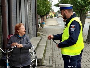 Policjanci rozdają odblaski.