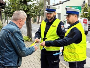 Policjanci rozdają odblaski.