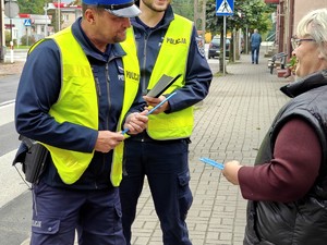 Policjanci rozdają odblaski.