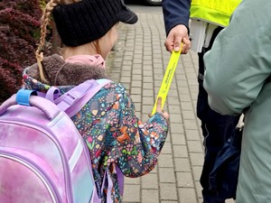 Policjanci rozdają odblaski.