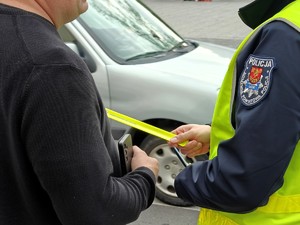 Policjanci rozdają odblaski.