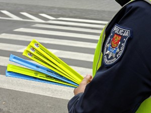 Policjanci rozdają odblaski.