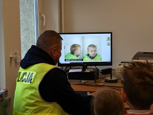 Przedszkolaki z wizytą w łaskiej komendzie.