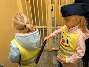 Przedszkolaki z wizytą w łaskiej komendzie.