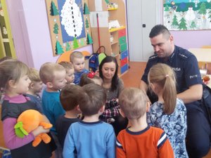 Dzielnicowy u przedszkolaków w Teodorach.