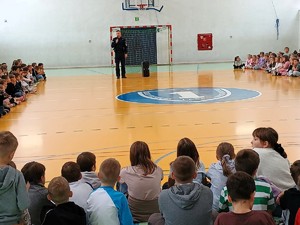 Policjant rozmawia z dziećmi.