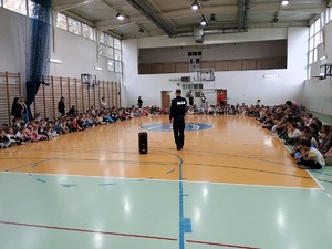 Policjant rozmawia z dziećmi.