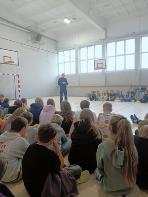 Policjant rozmawia z dziećmi.