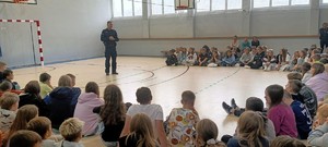 Policjant rozmawia z dziećmi.