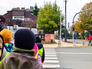 Policjanci rozmawiają z przedszkolakami.