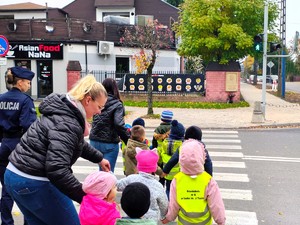 Policjanci rozmawiają z przedszkolakami.