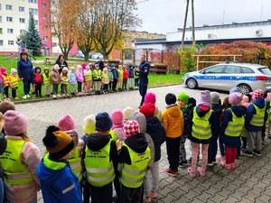 Policjanci rozmawiają z przedszkolakami.