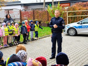 Policjanci rozmawiają z przedszkolakami.