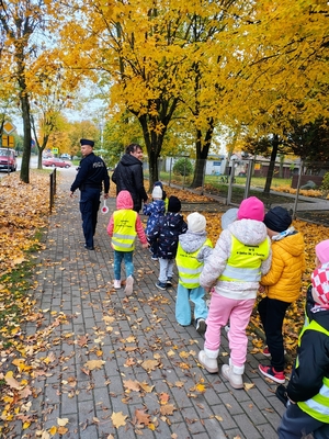 Policjanci rozmawiają z przedszkolakami.