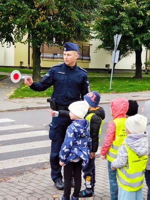 Policjanci rozmawiają z przedszkolakami.
