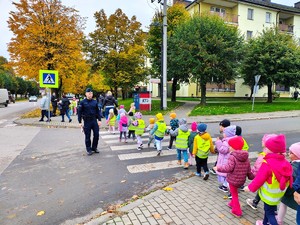 Policjanci rozmawiają z przedszkolakami.