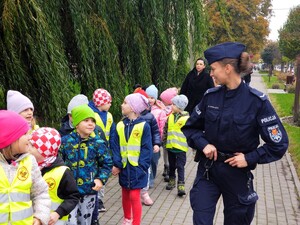 Policjanci rozmawiają z przedszkolakami.