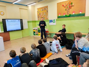 Policjanci rozmawiają z uczniami.