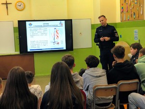 Policjanci rozmawiają z uczniami.