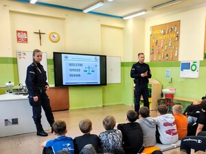 Policjanci rozmawiają z uczniami.
