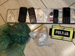 Zabezpiecznone narkotyki i telefony komórkowe.